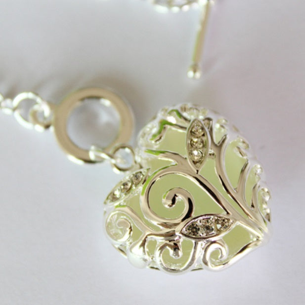 Heart Shaped Pendant Bracelet (glow-in-the-dark)